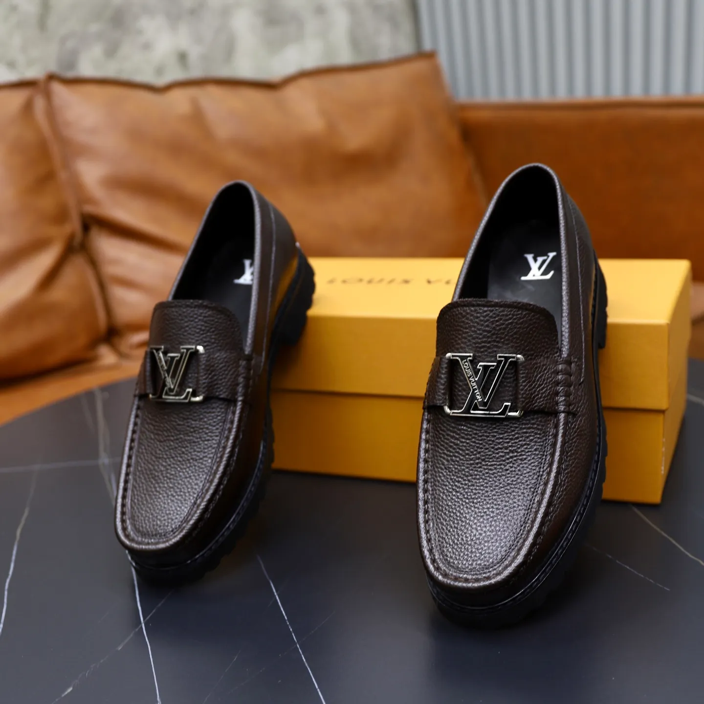 Ex-factory price: 600💰Louis Vuitton LV men's classic Oxford shoes, men's business formal boutique leather shoes, classic style, almond kernel exquisite toe, ultimate art, the whole shoe is made of imported cow leather (open edge beads), carefully selected, fine pores, excellent gloss, soft texture, strong toughness, durable and not easy to deform, apricot fetal cowhide leather lining, soft and comfortable, sweat-absorbent and breathable. Foam outsole, original box and dust bag packaging! Size: 38–44 (45/46 customized)